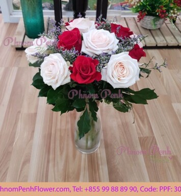 Mixed 12 roses in vase pink & red