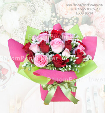 24 red & pink roses in glass vase