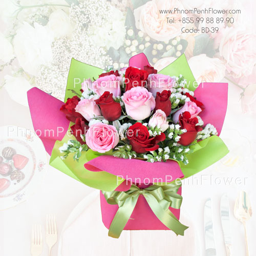 24 red & pink roses in glass vase